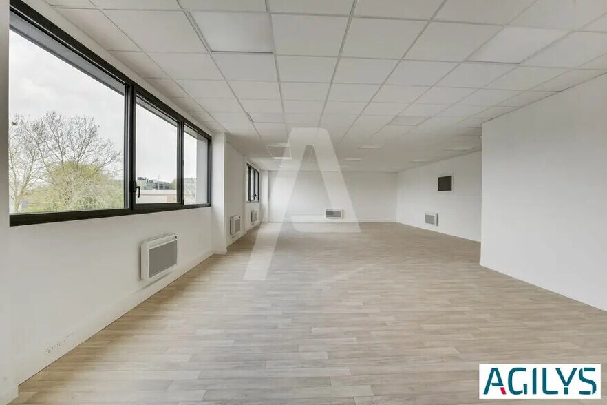 Local d’activités dans à louer - Photo de l’immeuble – Image 2 sur 7