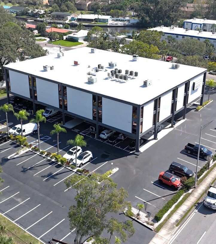 7901 4th St N, Saint Petersburg, FL à louer Photo principale– Image 1 sur 5