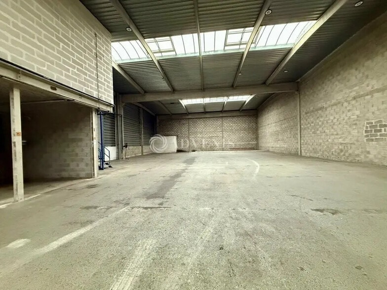 Local d’activités dans Chassieu à louer - Photo de l’immeuble – Image 2 sur 6