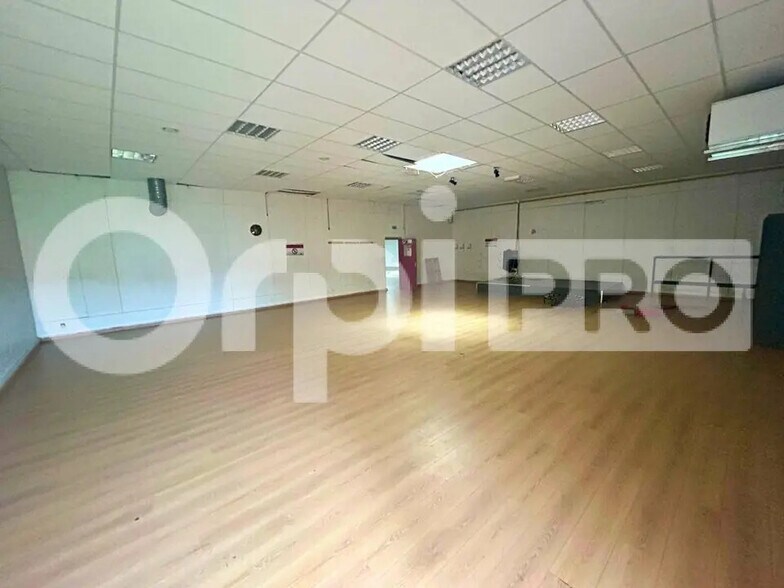 Local d'activités dans Varennes-sur-Seine à vendre - Photo de l’immeuble – Image 2 sur 6