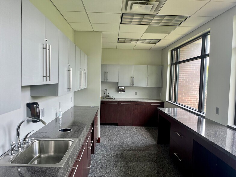 27750 Middlebelt Rd, Farmington Hills, MI à louer - Photo intérieure – Image 2 sur 22