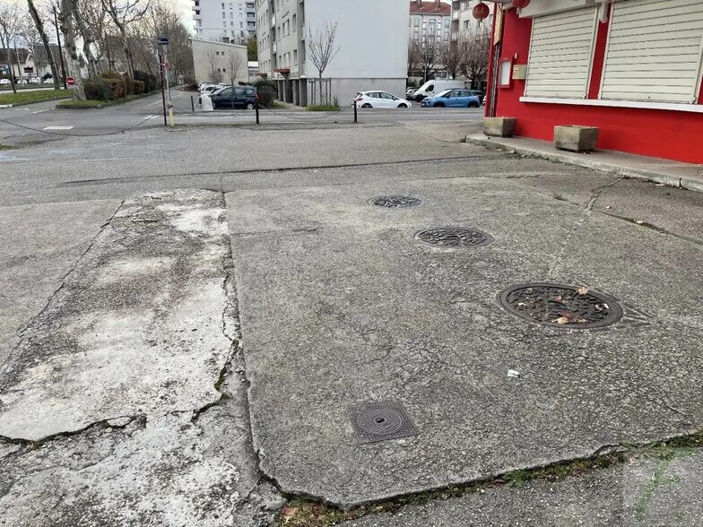 Local commercial dans Échirolles à vendre - Photo de l’immeuble – Image 1 sur 3