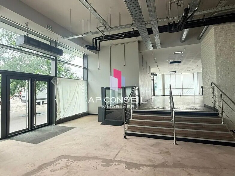 Local commercial dans Versailles à louer - Hall d’entrée – Image 3 sur 4
