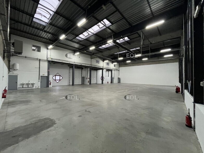 Industriel/Logistique dans Élancourt à louer - Photo de l’immeuble – Image 2 sur 19