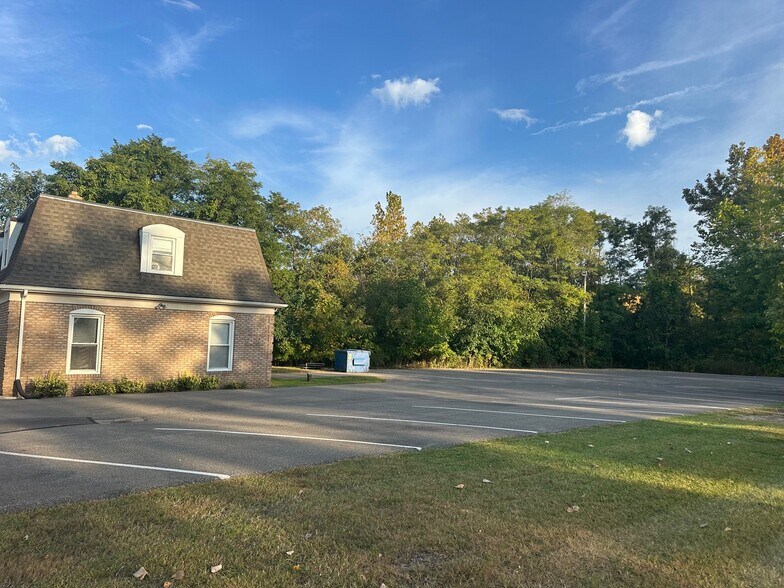 8437 Mayfield Rd, Chesterland, OH à louer - Photo de l’immeuble – Image 2 sur 8