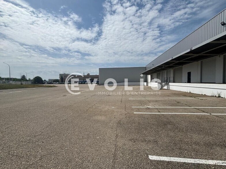 19 Avenue De Montmartin, Corbas à louer - Photo de l’immeuble – Image 3 sur 18