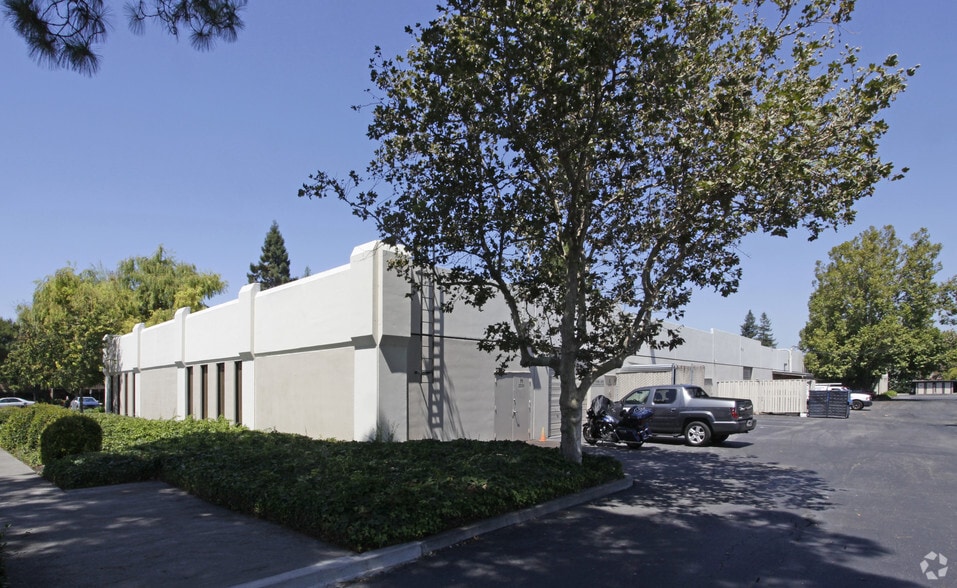 2225 Martin Ave, Santa Clara, CA à louer - Photo de l’immeuble – Image 2 sur 8