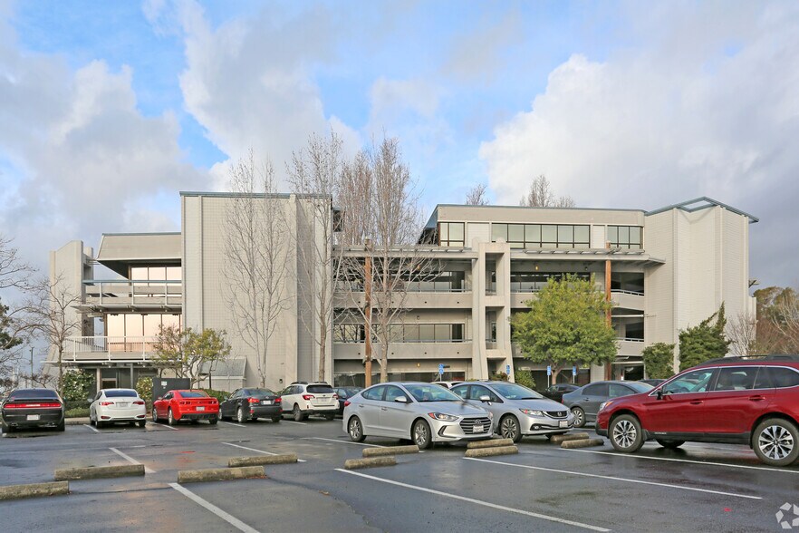 1900 Embarcadero, Oakland, CA à louer - Photo de l’immeuble – Image 1 sur 9