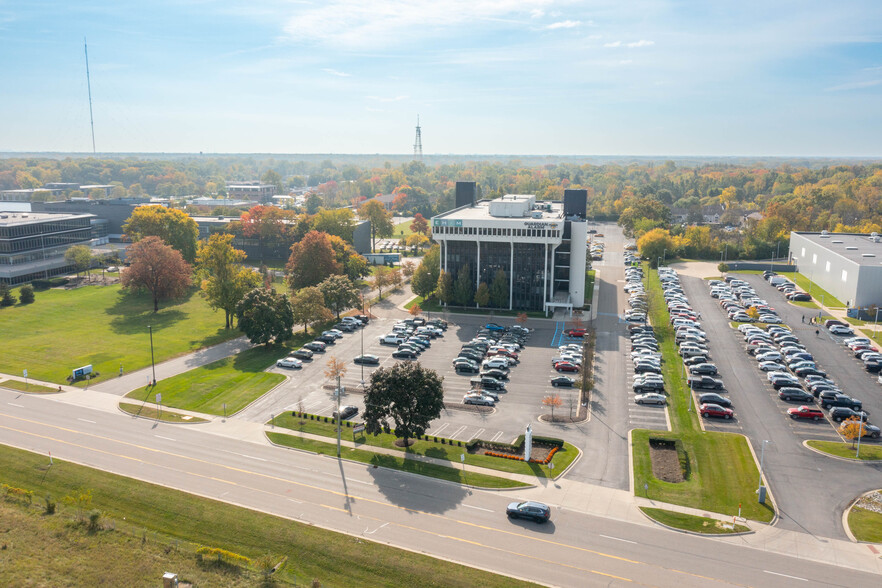 26711 Northwestern Hwy, Southfield, MI à louer - Photo de l’immeuble – Image 3 sur 10