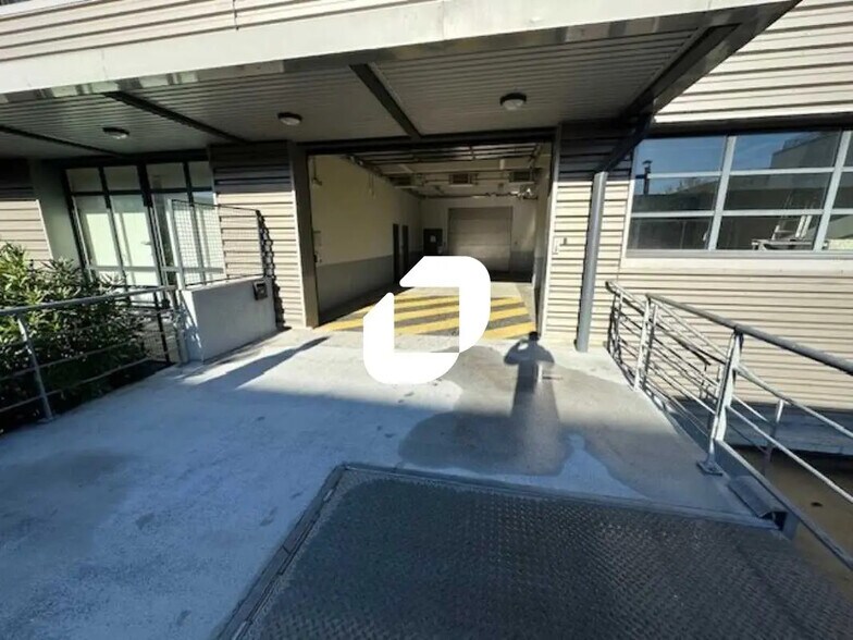 Local d’activités dans Bezons à louer - Photo de l’immeuble – Image 3 sur 10