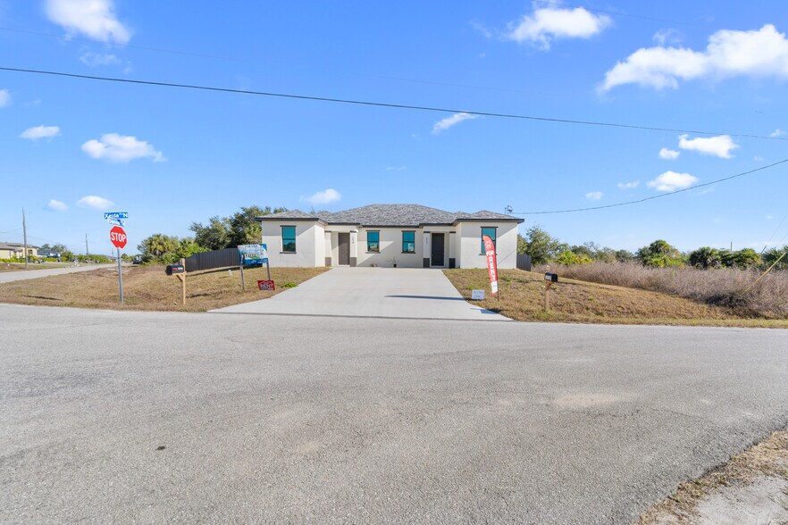 2418 Xelda Ave N, Lehigh Acres, FL à vendre - Photo de l’immeuble – Image 3 sur 47