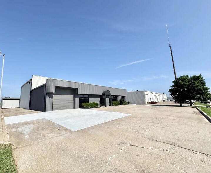 7925 N Wilshire Ct, Oklahoma City, OK à louer - Photo de l’immeuble – Image 3 sur 10