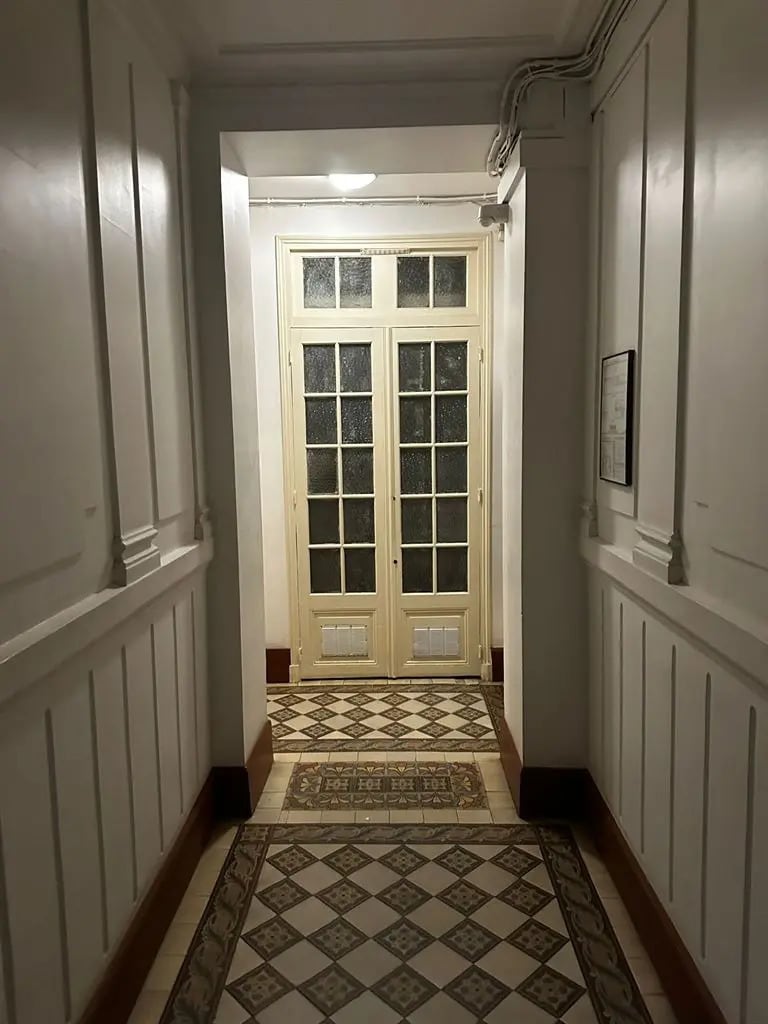 Local commercial dans Paris à vendre Hall d’entrée– Image 1 sur 6