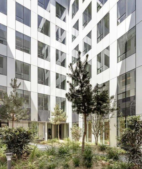 3 Place Louis Renault, Rueil-Malmaison à louer - Photo de l’immeuble – Image 3 sur 5