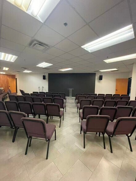 7075 Kingspointe Pky, Orlando, FL à vendre - Photo de l’immeuble – Image 2 sur 48
