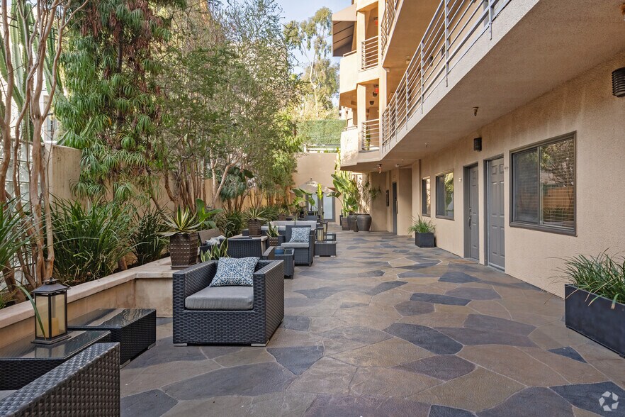 6543 Franklin Ave, Hollywood, CA à vendre - Photo de l’immeuble – Image 3 sur 21