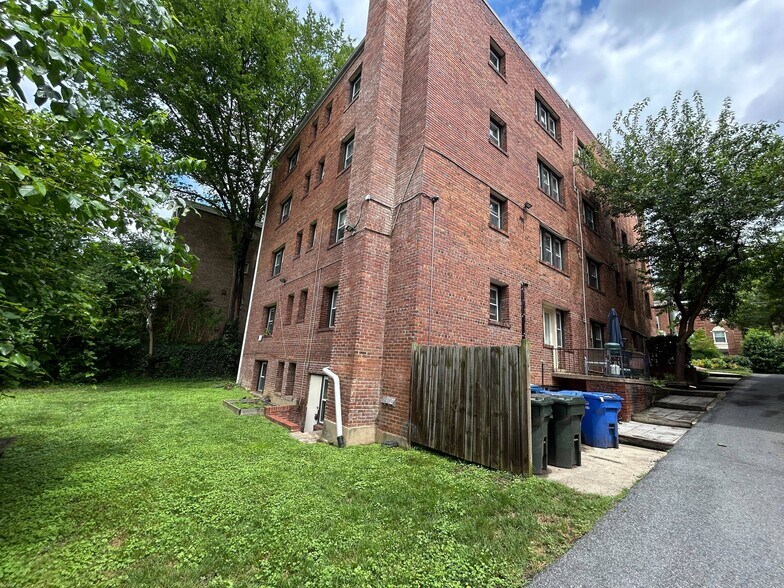 4564 Macarthur Blvd NW, Washington, DC à vendre - Photo principale – Image 1 sur 33