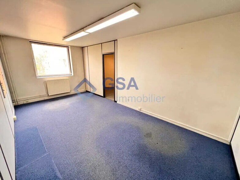 Bureau dans Évry-Courcouronnes à vendre - Photo de l’immeuble – Image 2 sur 6