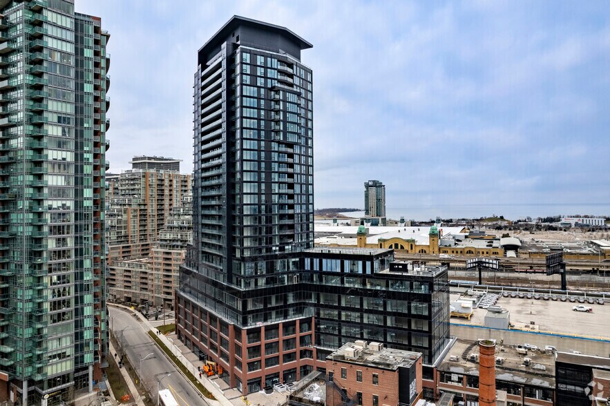 145-147 E Liberty St, Toronto, ON à louer - Photo de l’immeuble – Image 1 sur 5