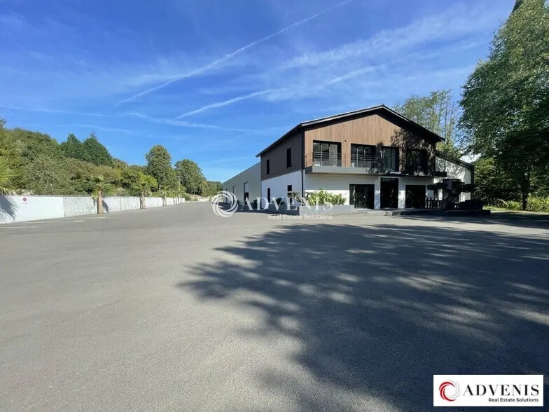 Local d'activités dans Le Tourne à vendre - Photo de l’immeuble – Image 1 sur 9