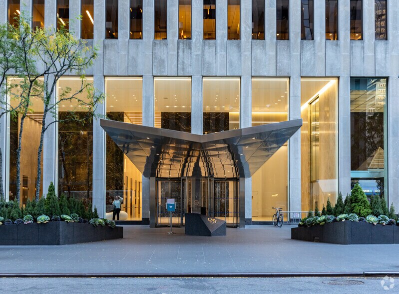 1251 Avenue of the Americas, New York, NY à louer - Photo de l’immeuble – Image 3 sur 5