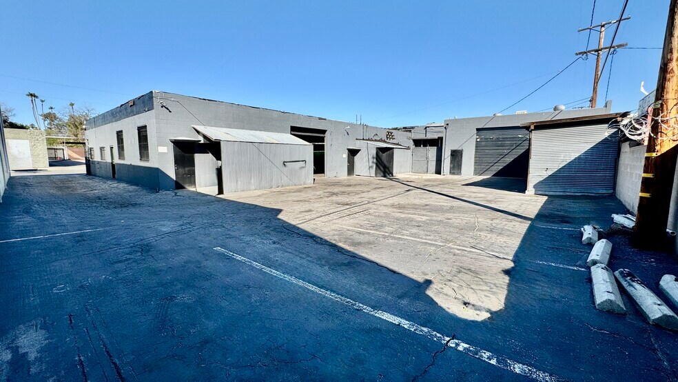 7350 Greenbush Ave, North Hollywood, CA à vendre - Photo de l’immeuble – Image 2 sur 8