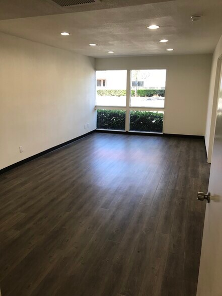 202 Fashion Ln, Tustin, CA à louer - Photo intérieure – Image 3 sur 9