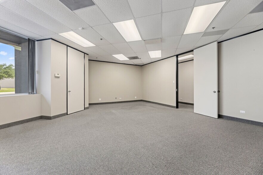 12920 Senlac Dr, Farmers Branch, TX à louer - Photo intérieure – Image 3 sur 16