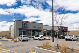 11877 Sarcee Trail NW, Calgary, AB à louer Photo de l’immeuble– Image 1 sur 4