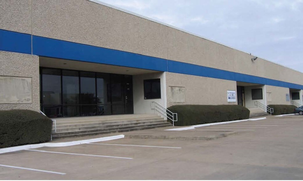 11431 Ferrell Dr, Farmers Branch, TX à louer - Photo de l’immeuble – Image 2 sur 6