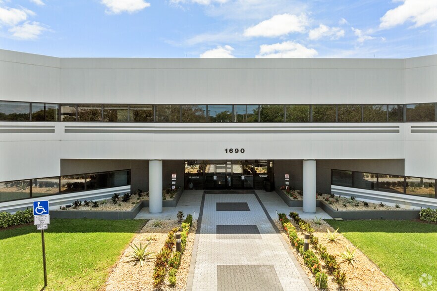 1690 S Congress Ave, Delray Beach, FL à louer - Photo de l’immeuble – Image 1 sur 16