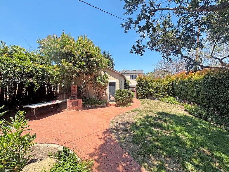 302 N Soledad St, Santa Barbara, CA à vendre - Photo de l’immeuble – Image 3 sur 7