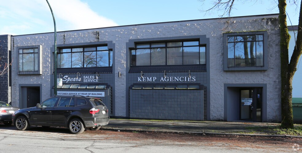 3586-3590 Commercial St, Vancouver, BC à louer - Photo de l’immeuble – Image 2 sur 3