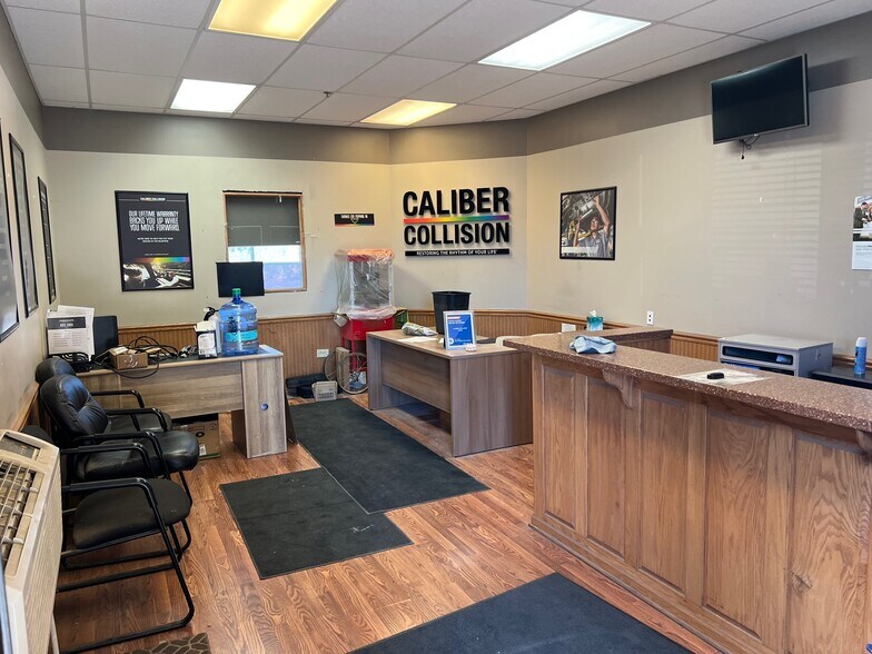 1385 E Chicago St, Elgin, IL à louer - Photo de l’immeuble – Image 2 sur 10