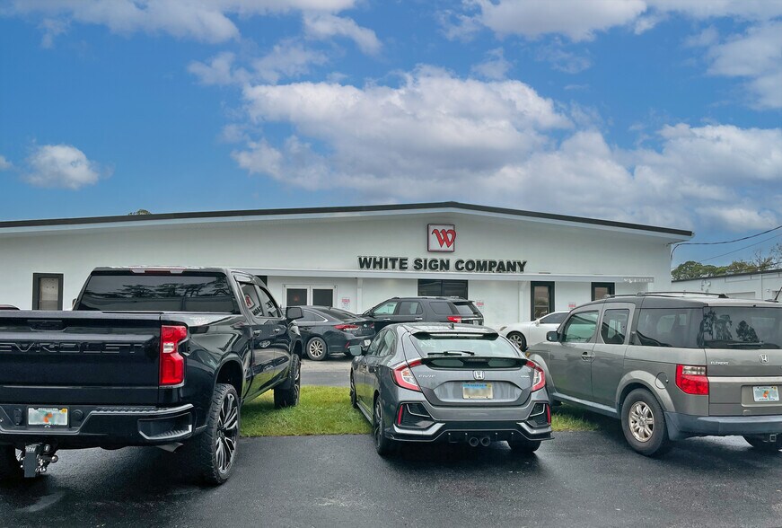 907 S Charles Richard Beall Blvd, DeBary, FL à louer - Photo de l’immeuble – Image 2 sur 2
