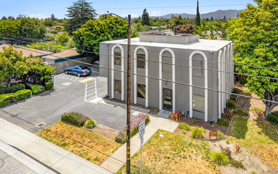 1136 E Hamilton Ave, Campbell, CA à louer - Photo de l’immeuble – Image 3 sur 12