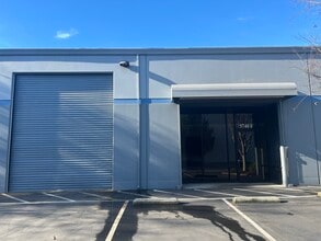 5720 Roseville Rd, Sacramento, CA à louer Photo de l’immeuble– Image 1 sur 13