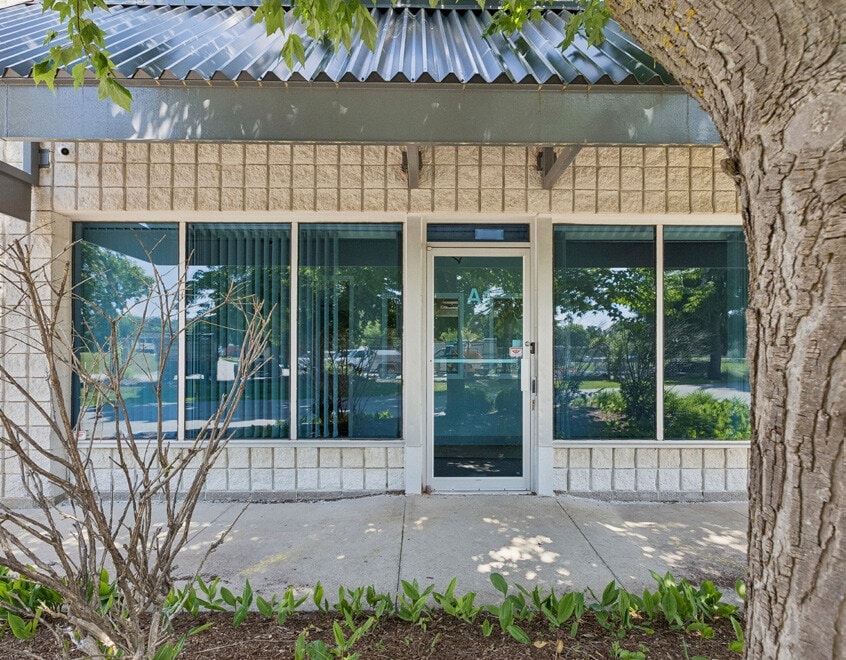 490 Dutton Dr, Waterloo, ON à louer Photo de l’immeuble– Image 1 sur 9