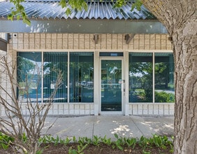 490 Dutton Dr, Waterloo, ON à louer Photo de l’immeuble– Image 1 sur 9
