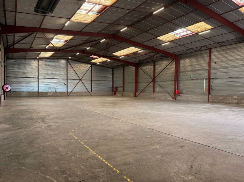 9 Avenue Du Maréchal De Lattre De Tassigny, Meyzieu à louer - Photo de l’immeuble – Image 3 sur 6