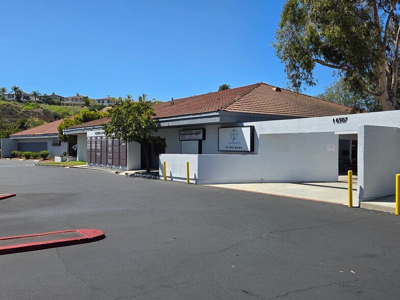 6509 E Serrano Ave, Anaheim, CA à louer - Photo de l’immeuble – Image 3 sur 10