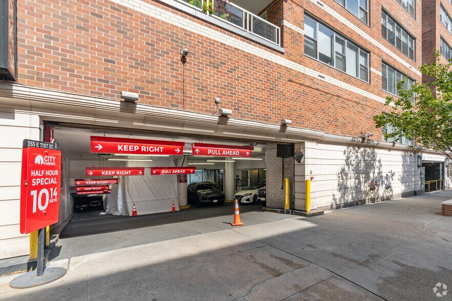 360 E 72nd St, New York, NY à vendre - Photo de l’immeuble – Image 3 sur 4