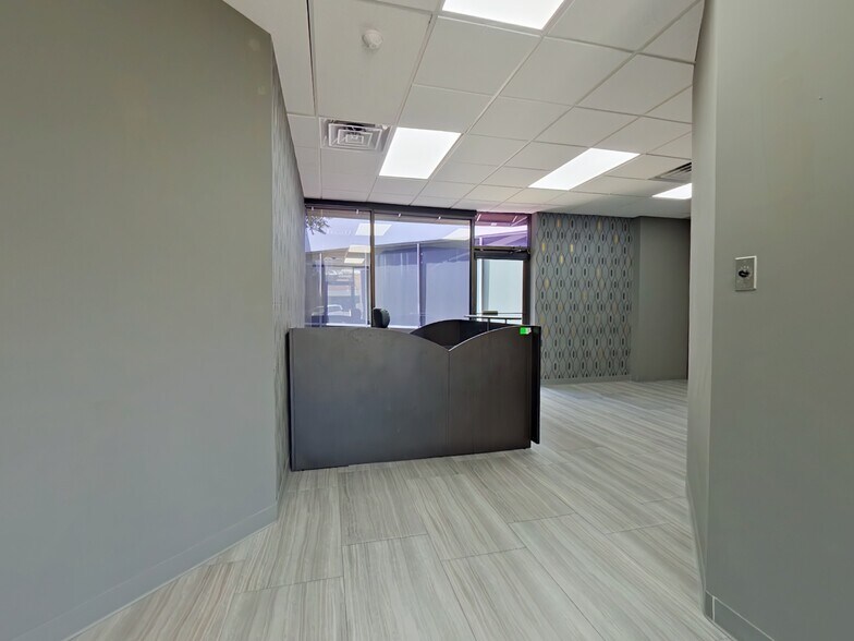 3033 Kellway Dr, Carrollton, TX à louer - Photo de l’immeuble – Image 3 sur 9