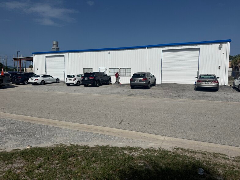 1730 Hill Ave, Mangonia Park, FL à louer - Photo de l’immeuble – Image 1 sur 7
