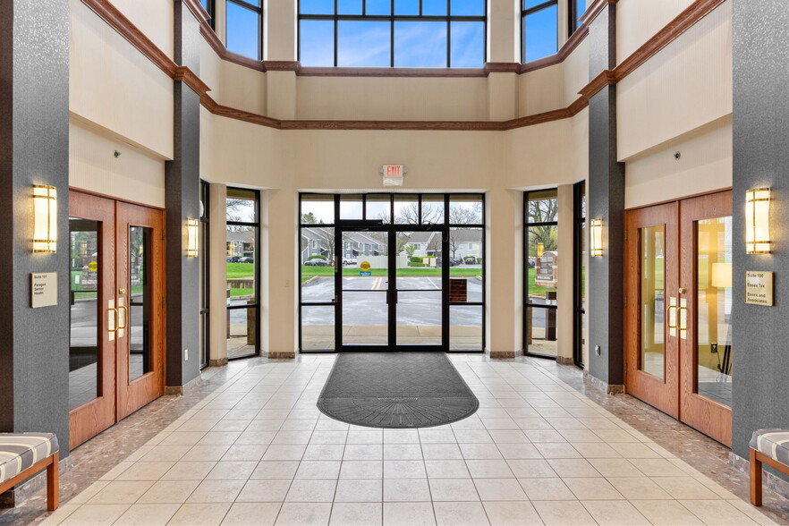 7501 Paragon Rd, Dayton, OH à louer - Photo de l’immeuble – Image 2 sur 19