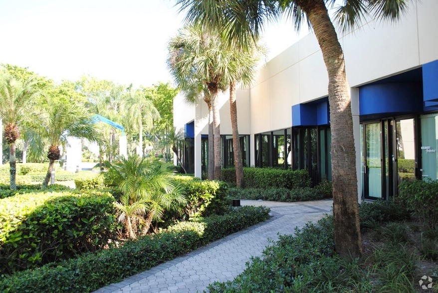 902 Clint Moore Rd, Boca Raton, FL à louer - Photo de l’immeuble – Image 3 sur 6