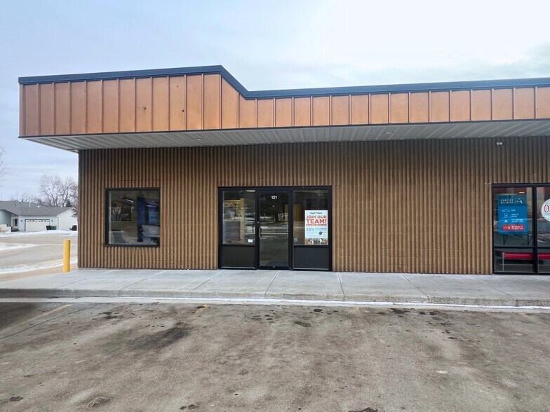 109 E Century Ave, Bismarck, ND à louer - Photo de l’immeuble – Image 1 sur 3