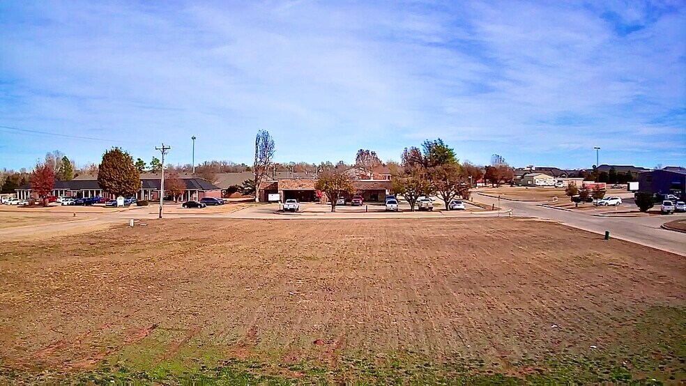 100 N Financial Ter, Mustang, OK à vendre - Photo de l’immeuble – Image 3 sur 5