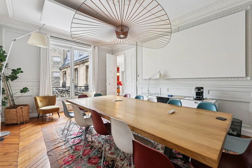 11 Rue Lincoln, Paris à louer - Photo de l’immeuble – Image 1 sur 15