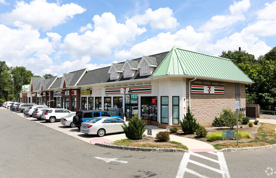 111 Main St, East Brunswick, NJ à louer - Photo de l’immeuble – Image 3 sur 7